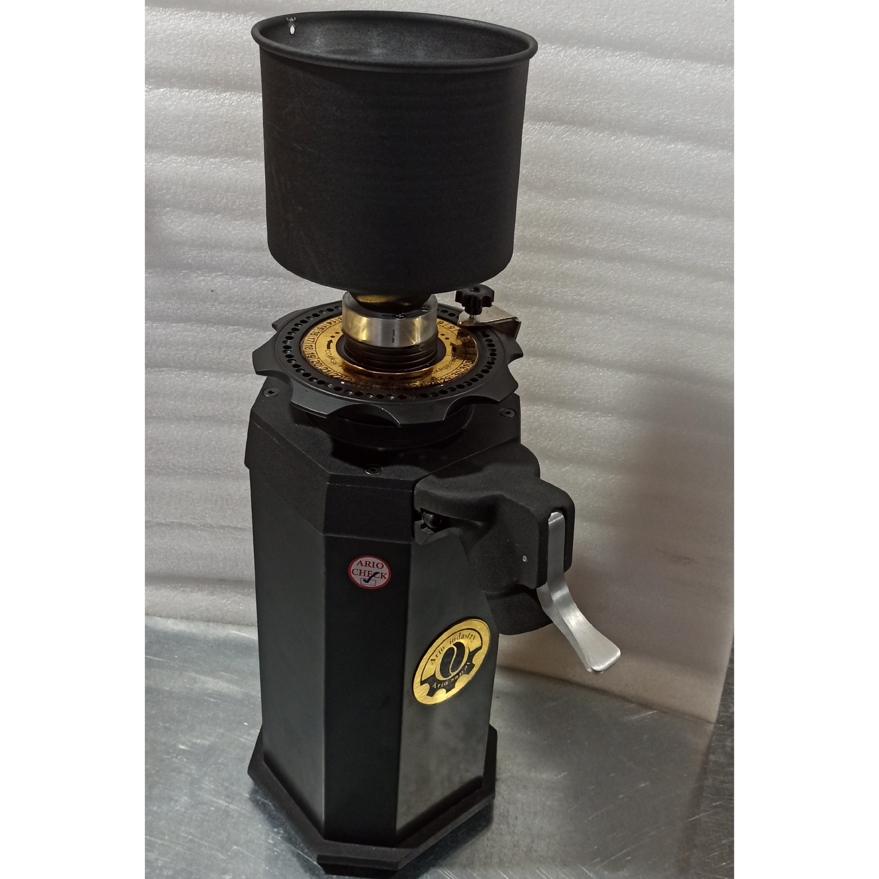 آسیاب سرعتی قهوه  آریو با دقت بالا   موتور  یک و نیم اسب واقعی  تیغه های فولادی  در دو متریال رنگ کوره ای و استیل  