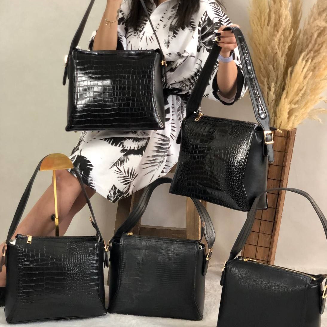 کیف زنانه خارجی مشکی جنس شرانگ و سنگی