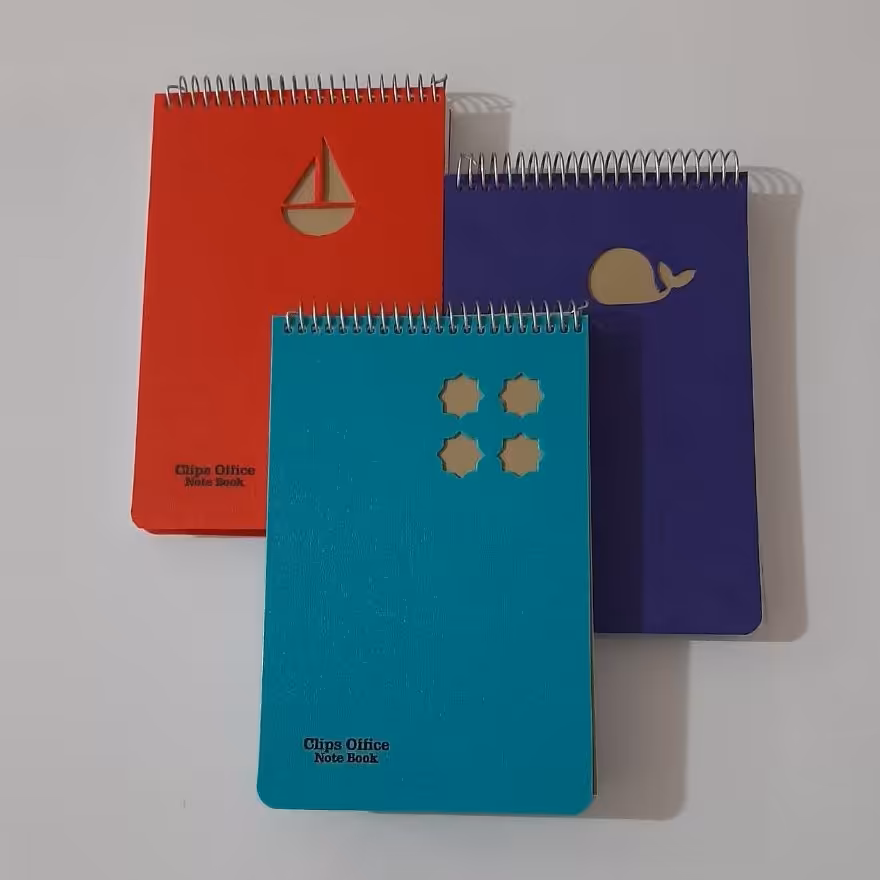 دفترچه یادداشت خبر نگاری کلیپس صدبرگ جلد طلقی مات  فنر دوبل سایز 11.5 در 17.5 در رنگبندی متنوع صفحات ضخیم 80 گرم