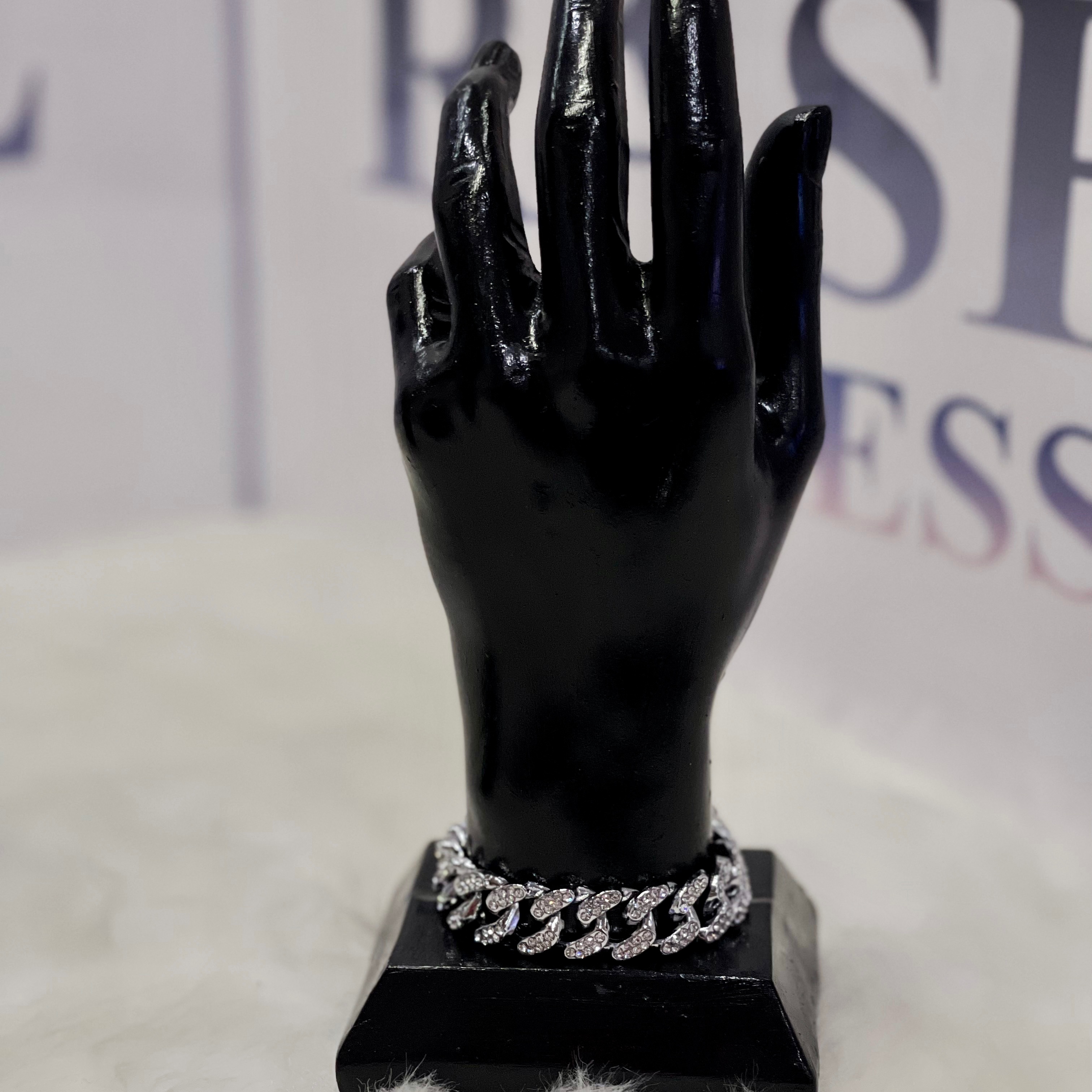 دستبند پر نگین 