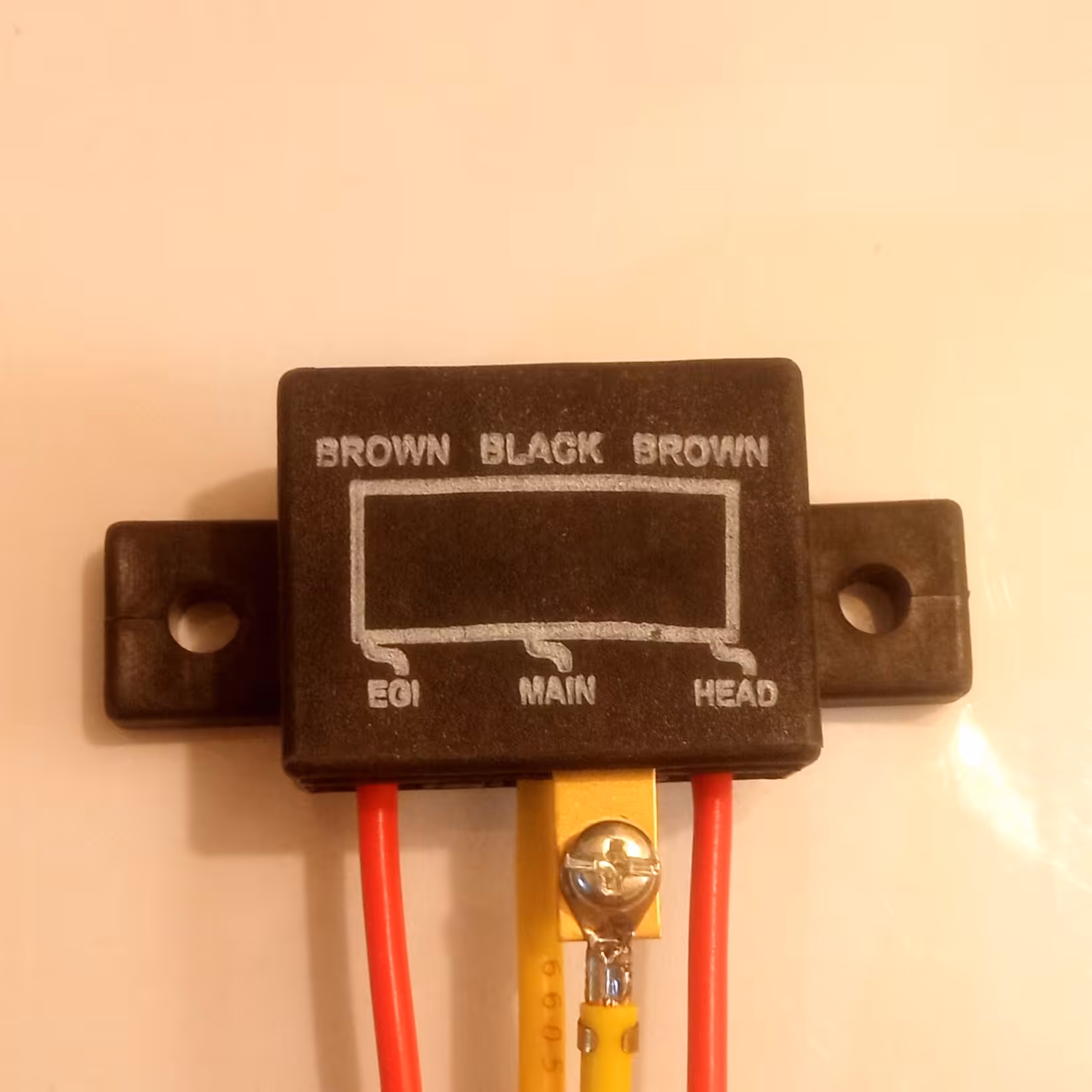 جعبه فیوز داخل موتور خودرو  پراید، تولید شده از مواد باکیفیت ،استفاده از سیم های استاندارد، تولید داخل.