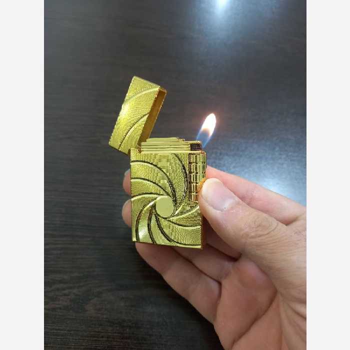 فندک روکش طلا باحک اسم به همراه جعبه چوبی و شناسنامه 