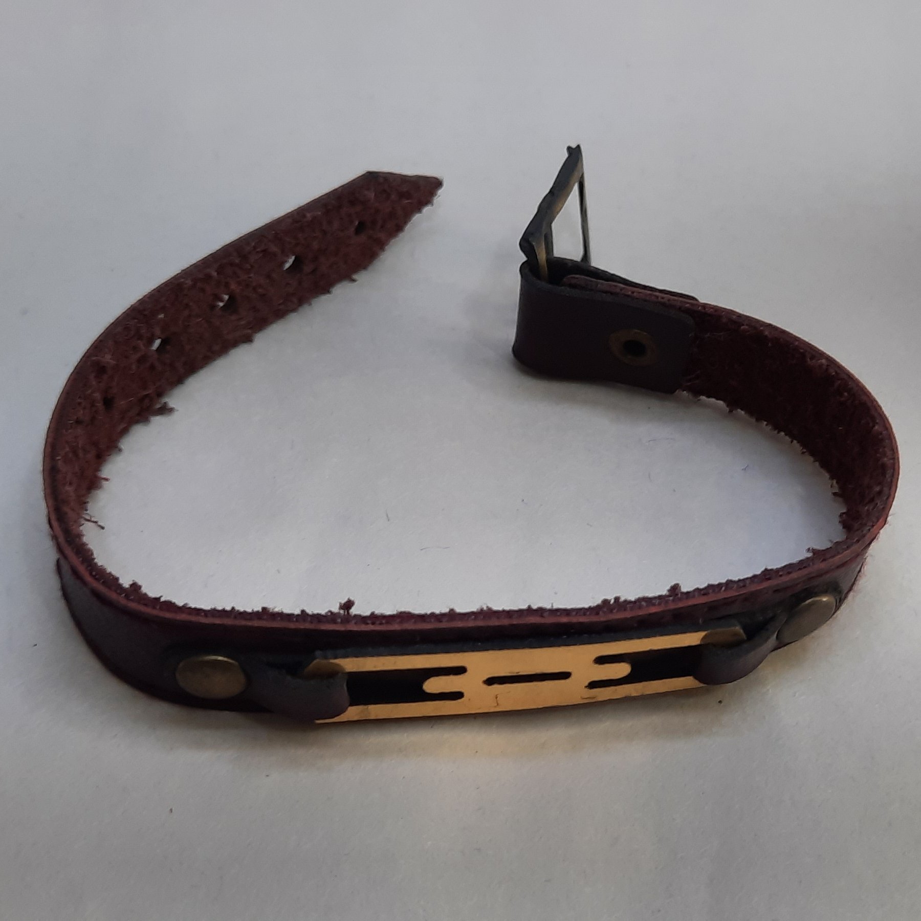 دستبند چرم مصنوعی ساده شیک کد دی176 ضخامت چرم 2میلیمتر طول 20سامتیمتر پهنا 1سانت دور دوزی شده  دارای پلاک فلزی در مرکز