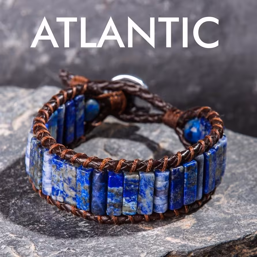 دستسازه ای از چرم و سنگ های معدنی لاجورد و سودالیت با تراش های خاص 