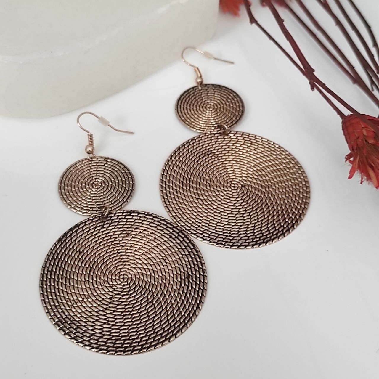 گوشواره بزرگ حلقه ای سیاه قلم بسیار سبک رنگ ثابت و ضدحساسیت بسیار زیبا و شیک در گوش، گوشواره دخترانه و زنانه