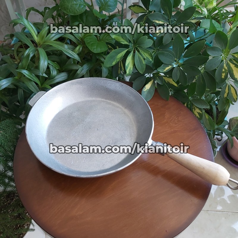 تابه آلومینیومی بدون روکش شیمیایی با دسته چوبی سایز متوسط