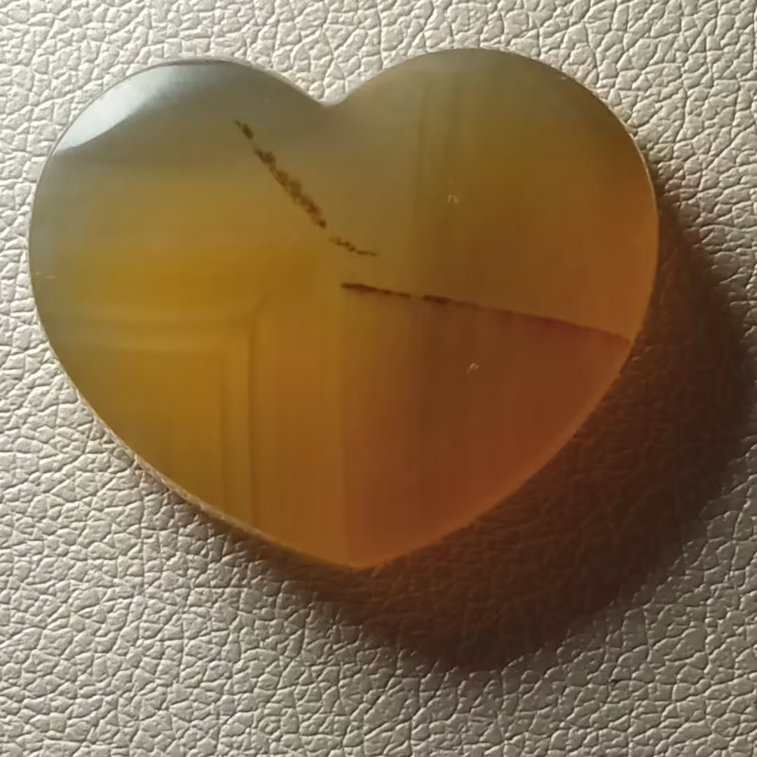 نگین طبیعی سنگ عقیق عسلی سلیمانی تراش قلب مناسب گردن آویز و..