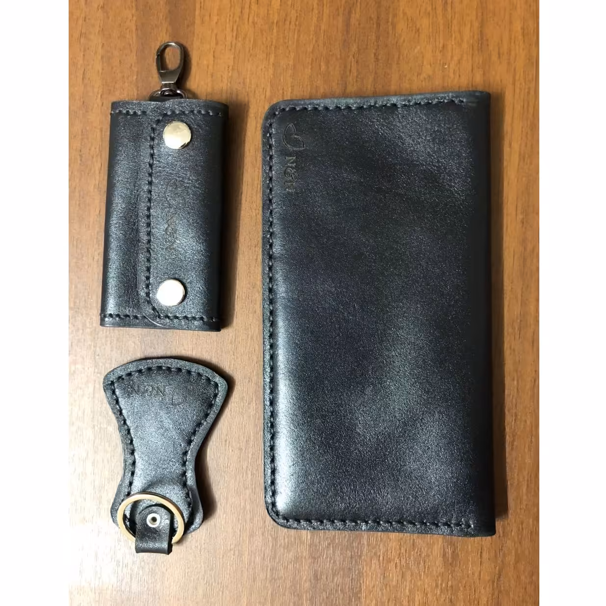 ست کیف پول، جاکلیدی و پاسوییچی دست دوز چرم طبیعی مشکی رنگ