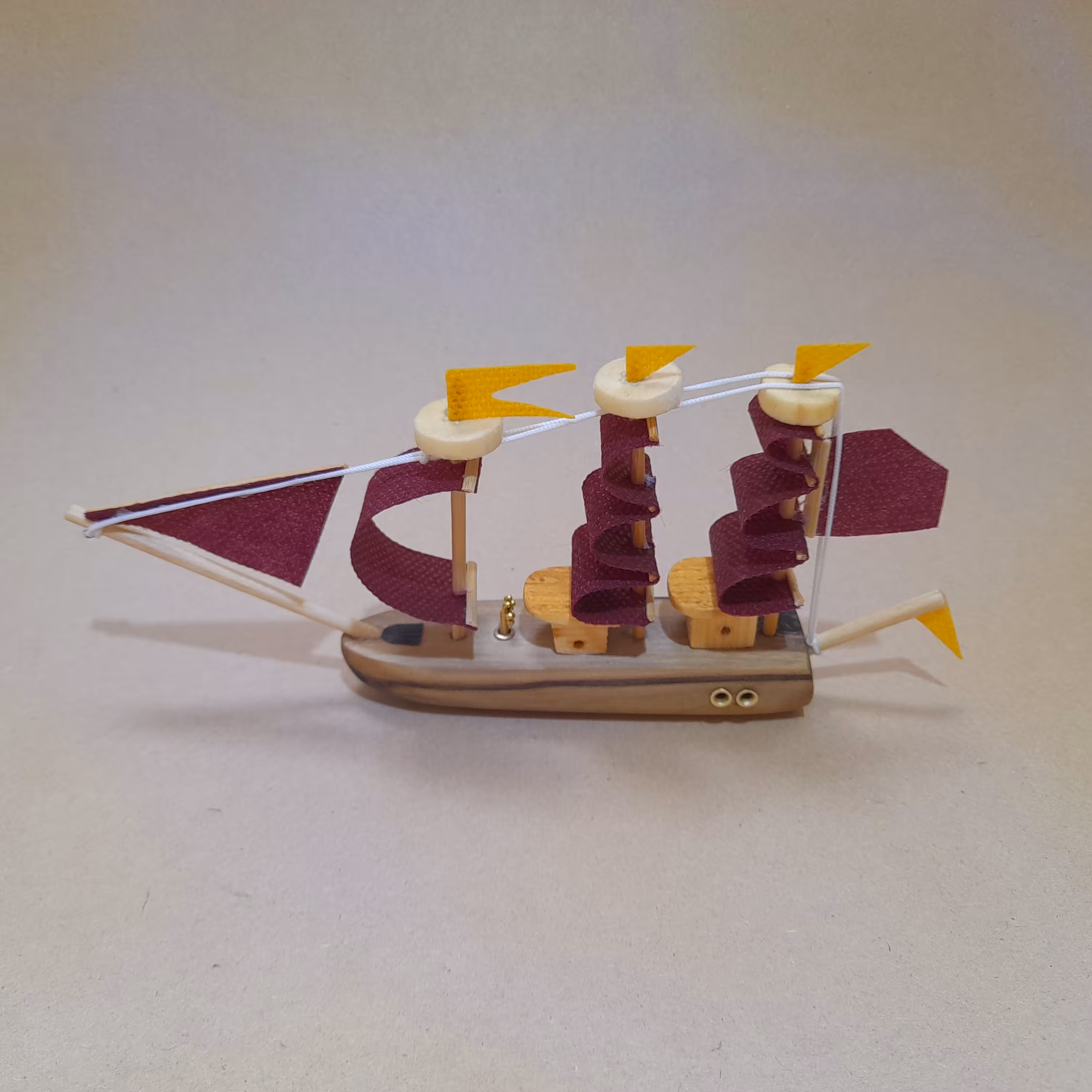 کشتی فسقلی بادبان زرشکی