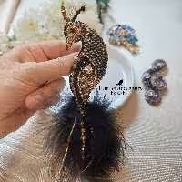 گل سینه جواهردوزی طرح طاووس.هاریکا.