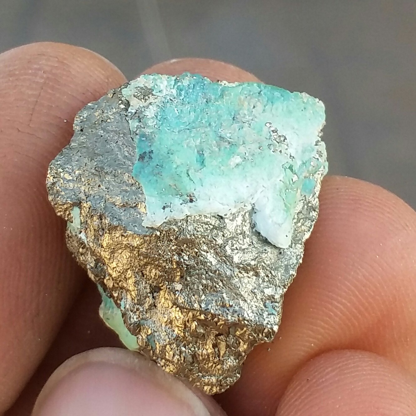 سنگ راف پیریت طلایی حبه شده ملقب به سنگ طلا  همرشدی با فیروزه 100 در 100 طبیعی شاهکار خلقت
بی نظیر
کد10756