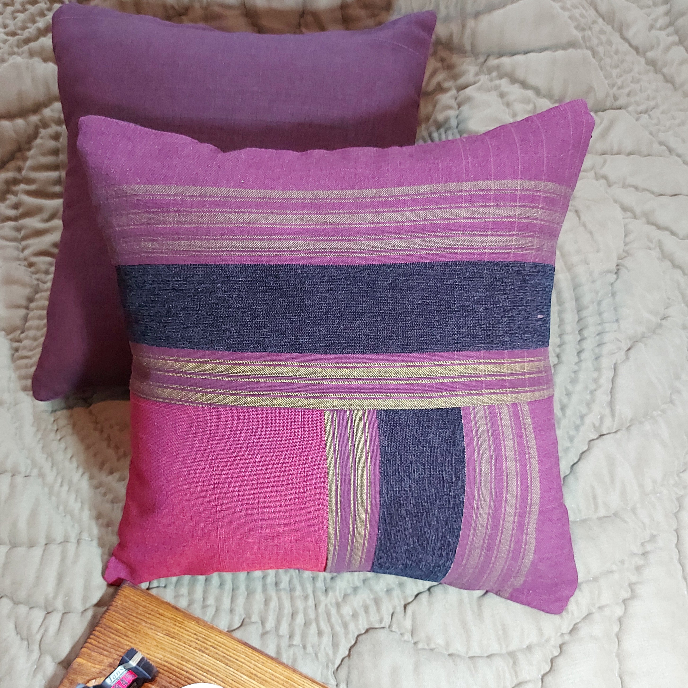 کوسن زرشکی سایز 45 در 45 دورو. یک رو ساده و یک رو طرح دار