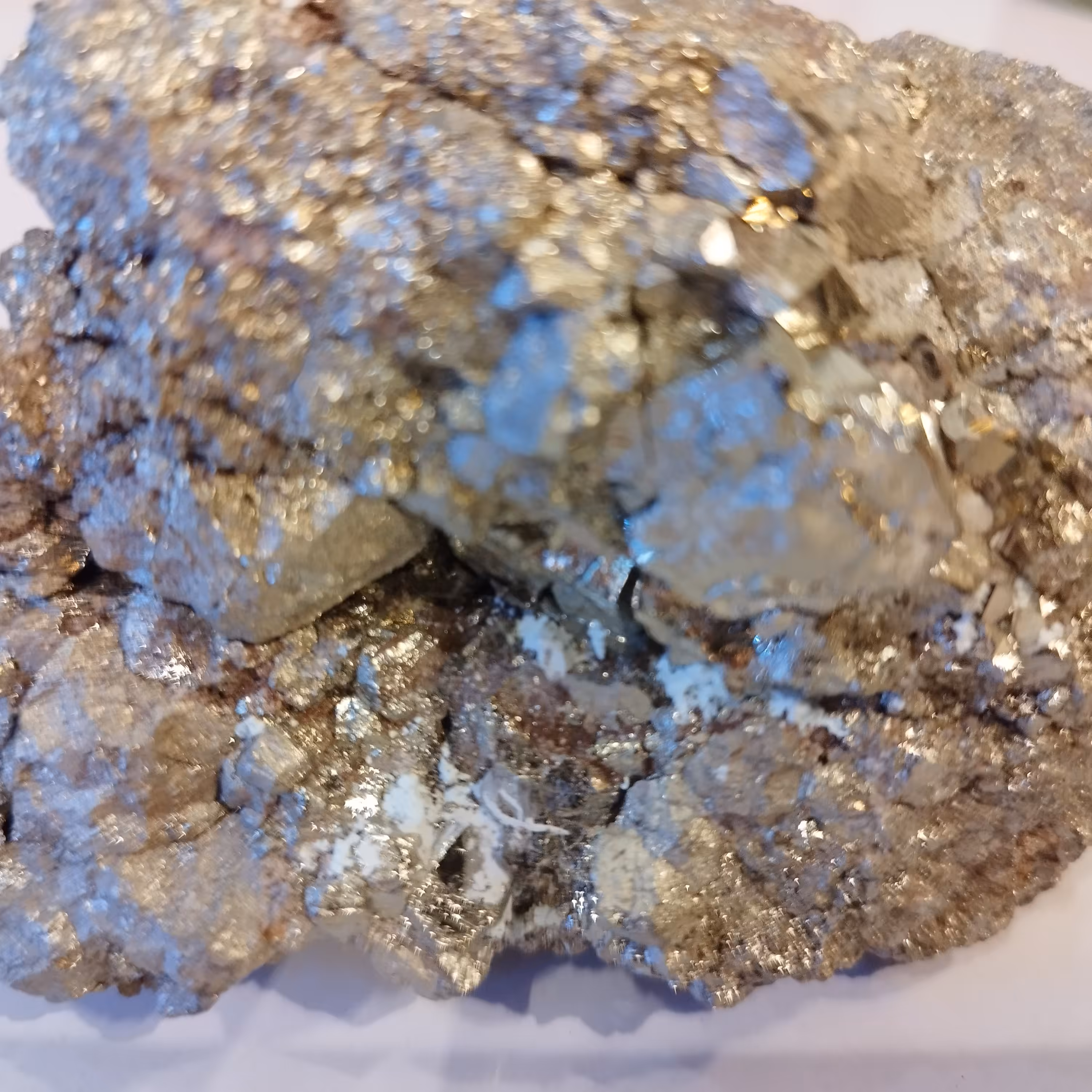 پیریت طلایی کلسیونی آبدار و گوشتی با بلورهای وجه دار 1012گرم