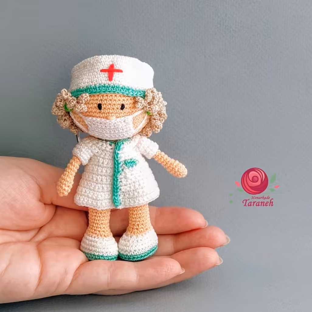 عروسک قلاب بافی - بافتنی  خانم دکتر  مهربان