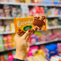 شکلات شیری با مغز فندق کامل روشن