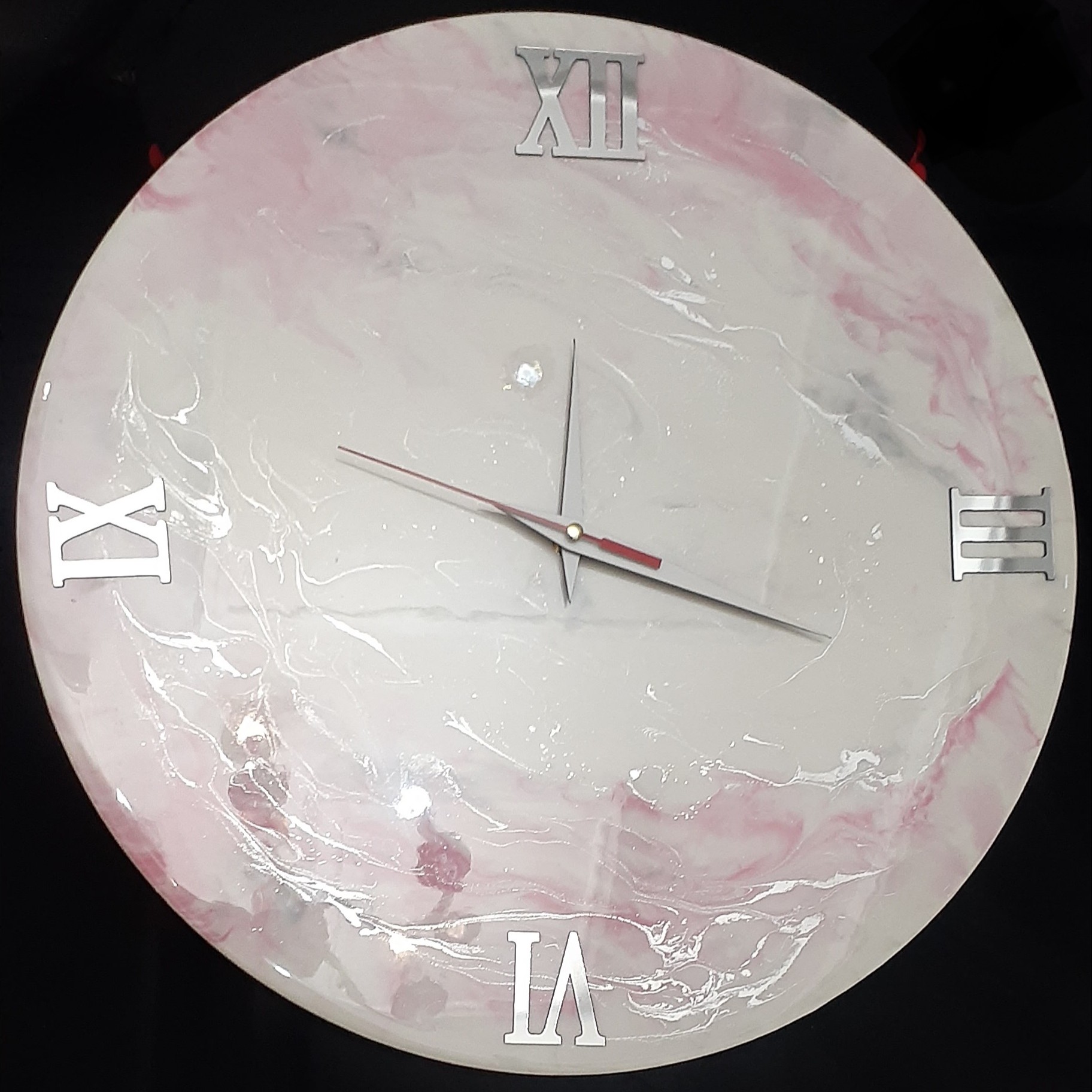 ساعت  دیواری رزین  صورتی سفید بارگه نقره ای شاین دار قطر 40 