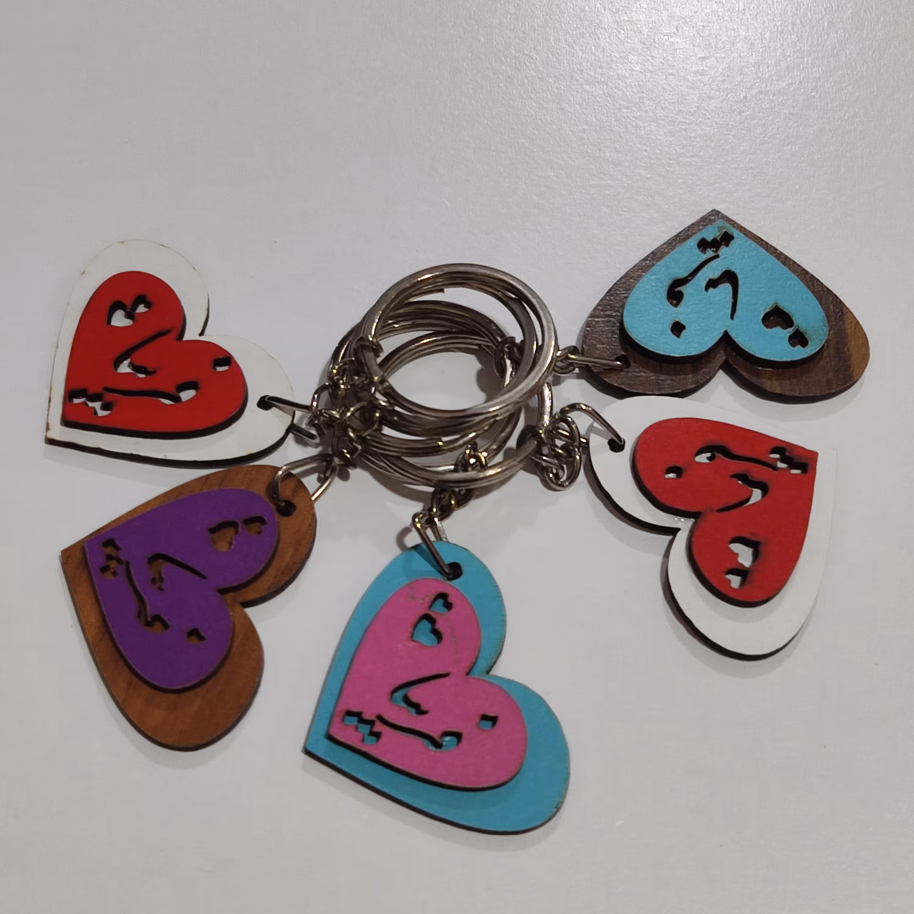 دست کلید چوبی (پاسوییچی) قلبی شکل اسم فریبا دارای رنگبندی و شکل مختلف 