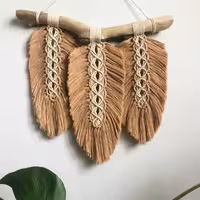 اویز برگ مکرومه با بهترین متریال در رنگ و سایز دلخواه قابل سفارش .