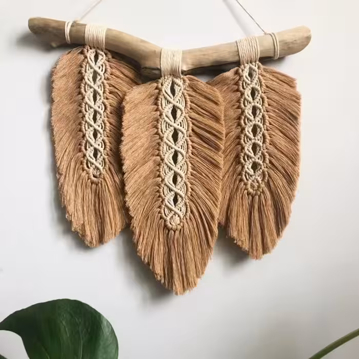 اویز برگ مکرومه با بهترین متریال در رنگ و سایز دلخواه قابل سفارش .