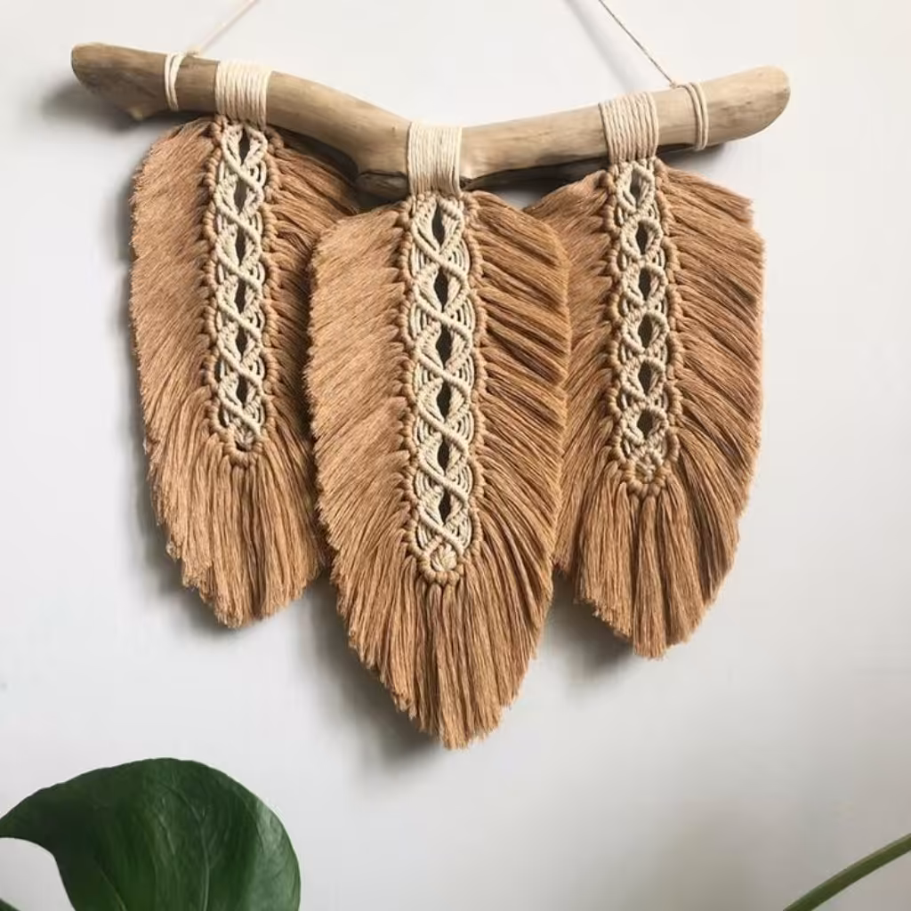 اویز برگ مکرومه با بهترین متریال در رنگ و سایز دلخواه قابل سفارش .