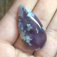 نگین عقیق شجر شکوفه زمینه سوسنی با تراش اشکی شکل با طرحی خاص و نقشی بسیار زیبا کد 154