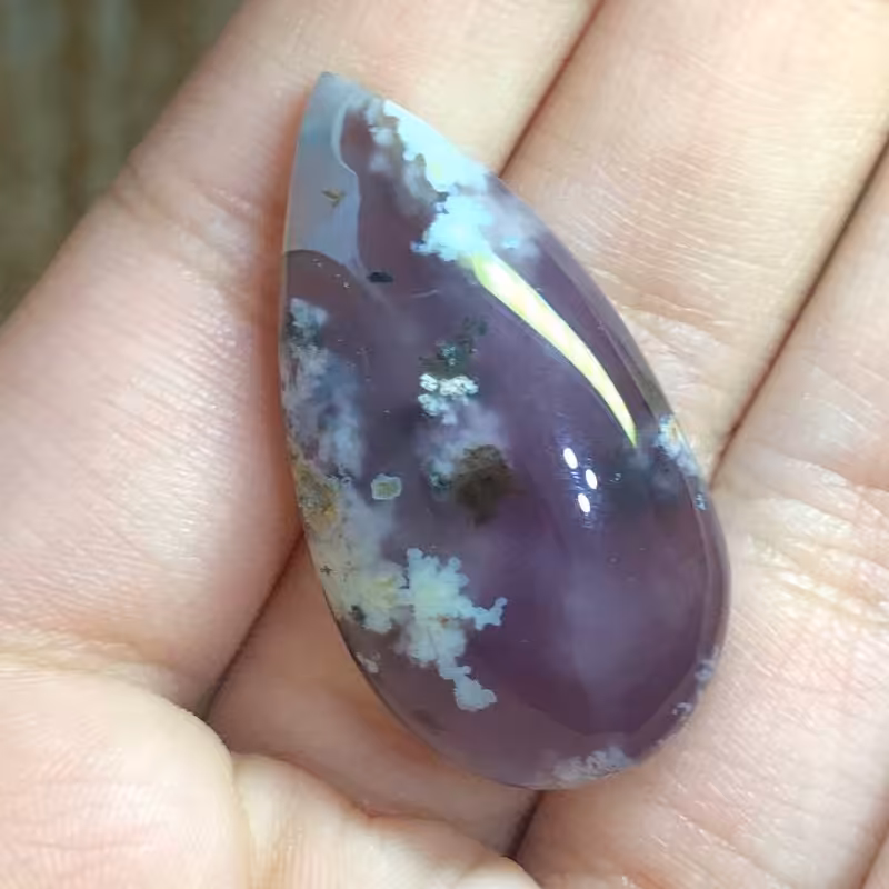 نگین عقیق شجر شکوفه زمینه سوسنی با تراش اشکی شکل با طرحی خاص و نقشی بسیار زیبا کد 154