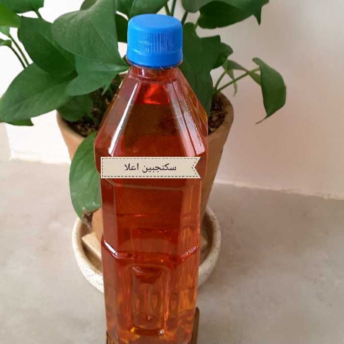 سکنجبین شامل شکر و سرکه و عرق نعنا هست و با کاهو و خیار در فصل تابستان خورده می شه و عطش رو کاهش می ده