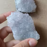 سنگ آمیتیست اصل روشن طبیعی و اصل با خواص بسیار آرامش بخش درخشان مناسب دکور و ویترین و.... طول سنگها 5 و 4 سانته