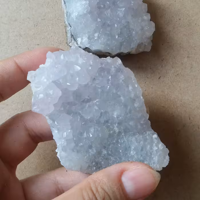 سنگ آمیتیست اصل روشن طبیعی و اصل با خواص بسیار آرامش بخش درخشان مناسب دکور و ویترین و.... طول سنگها 5 و 4 سانته