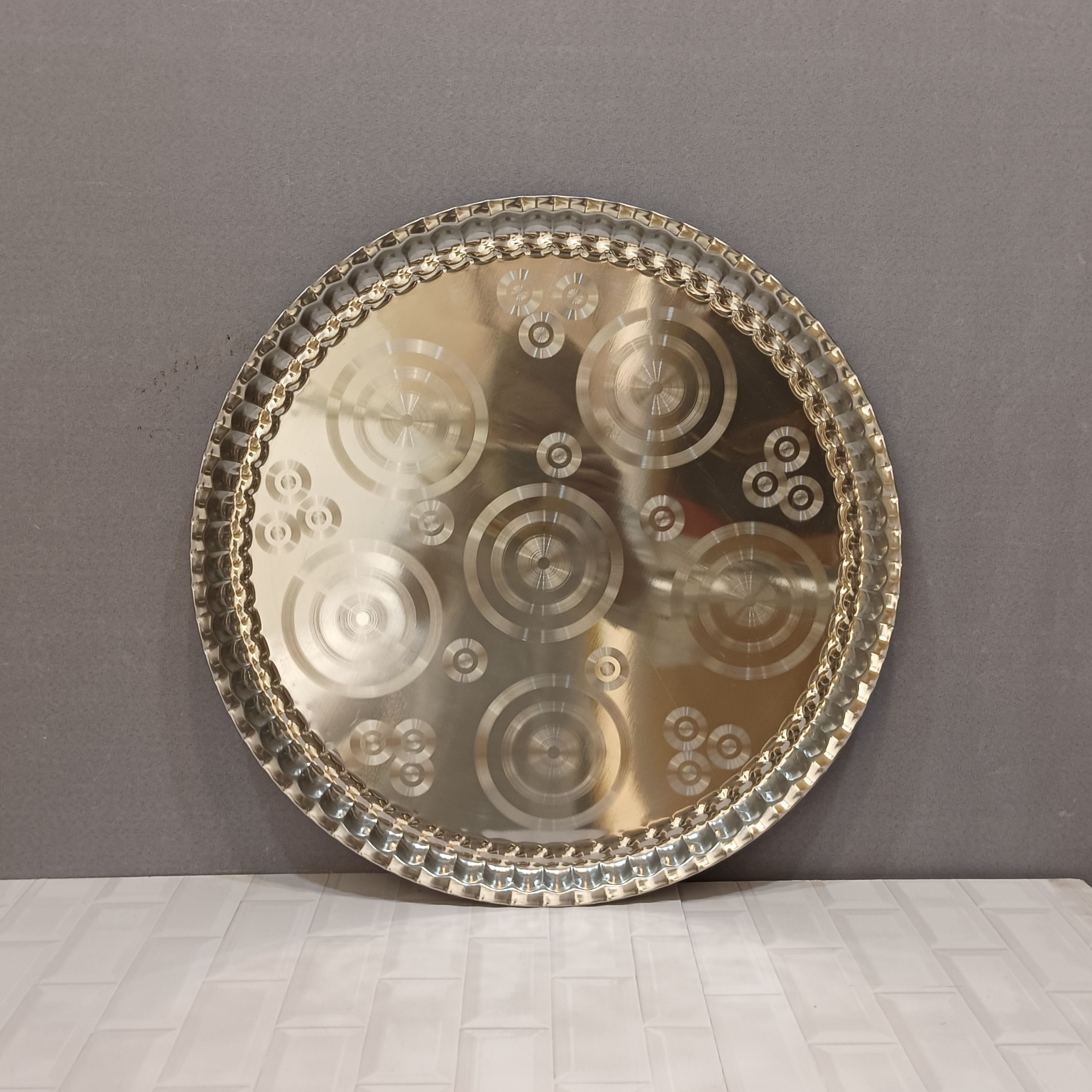 سینی استیل سایز 70 لبه کنگره آبکاری ورق ضخیم مقاوم وباکیفیت و سبک مخصوص پذیرایی