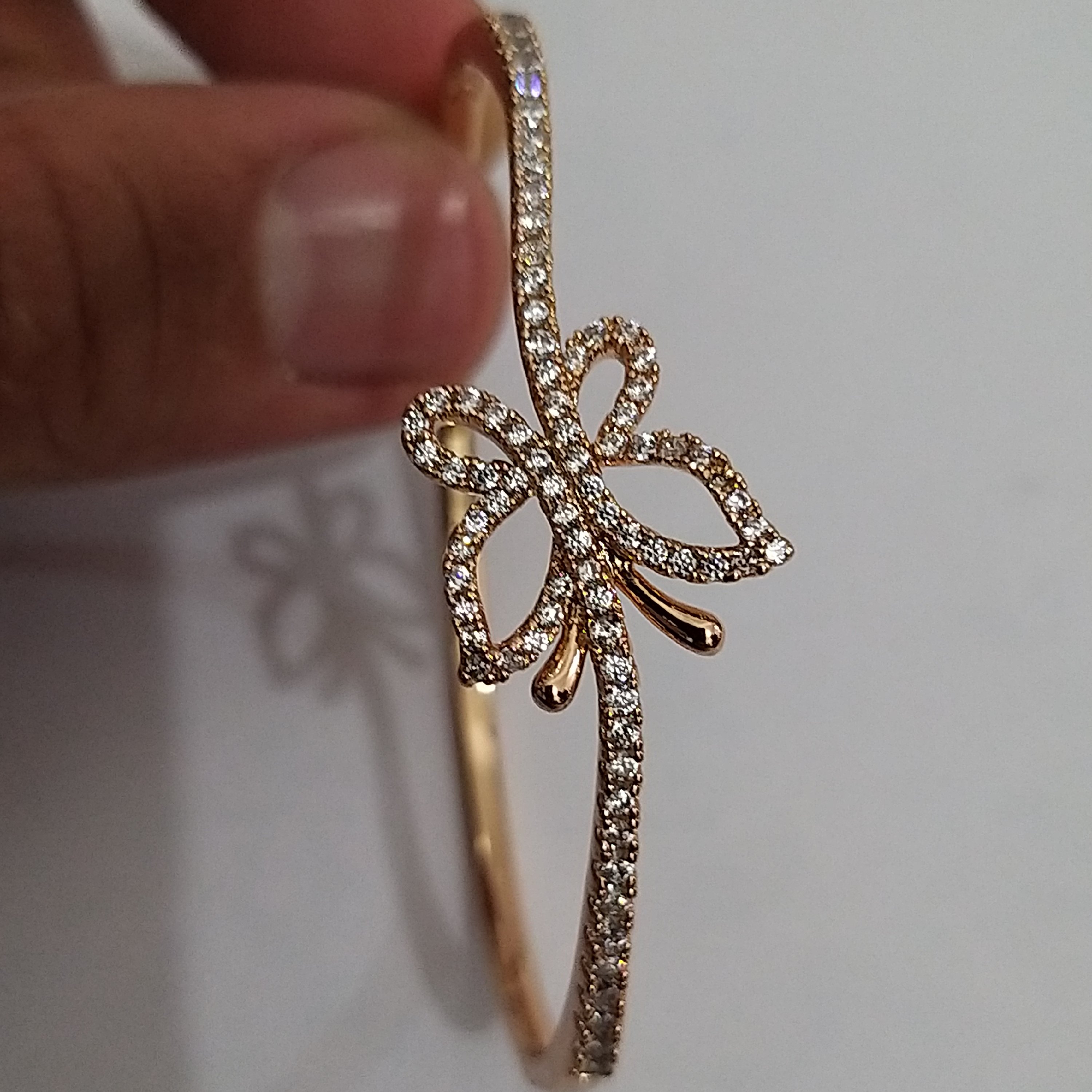 تک دست پروانه‌ای نگین اتمی و رنگ ثابت مارک ژوپینگ