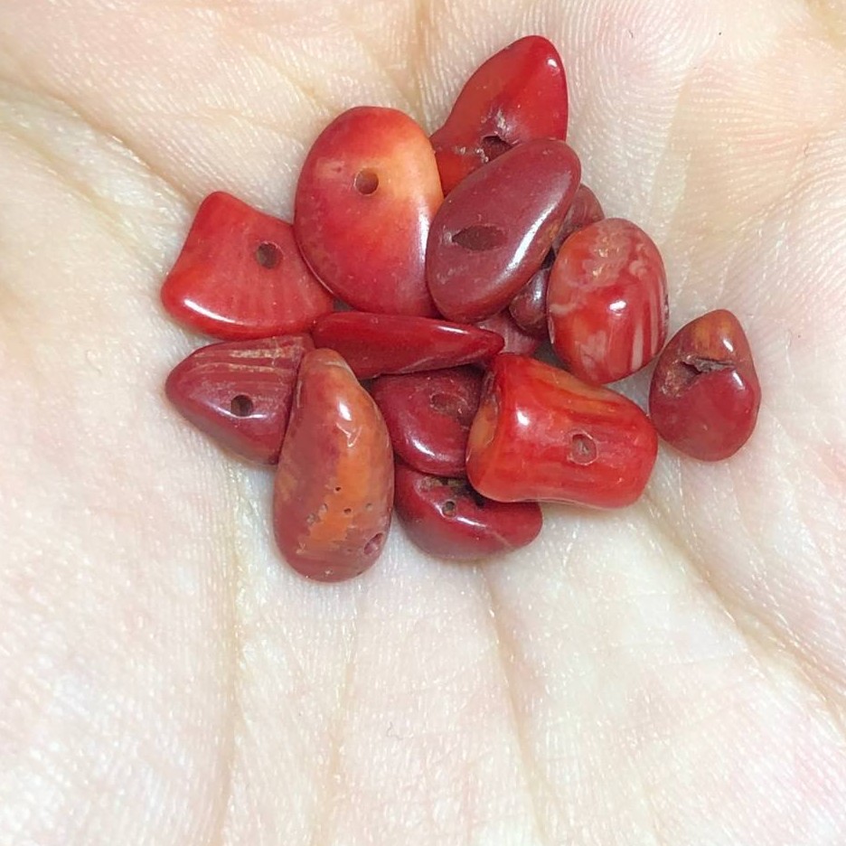 مهره سنگ دفرمه مرجان قرمز ریز سوراخ دار 
 کد279