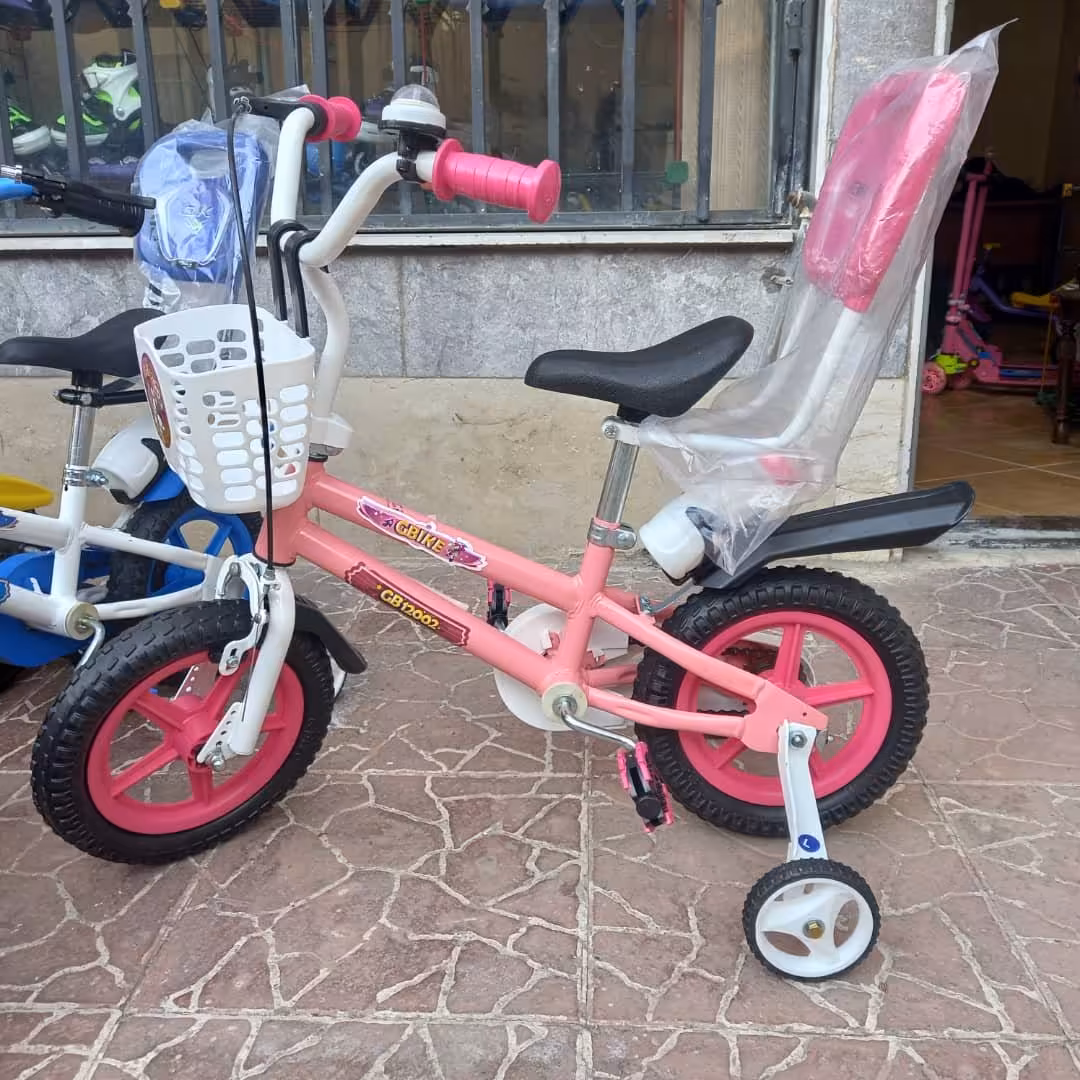 دوچرخه سایز12  همراه با تکیه گاه قرمز آبی صورتی زرد  بدنه سفید مناسب دو تا هفت سال