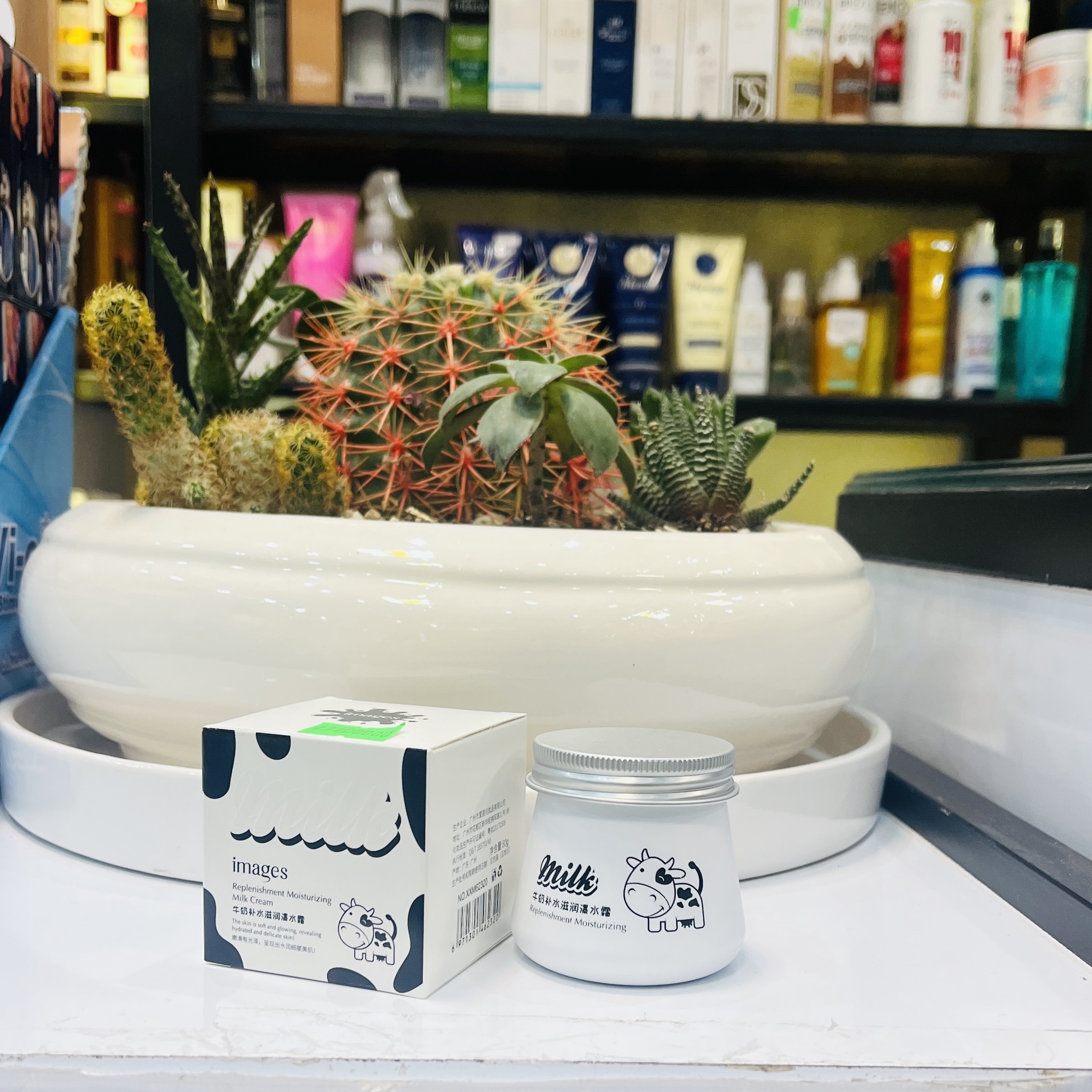 کرم آبرسان شیر گاو ایمجز سفید کننده و مرطوب کننده با حجم 80 میلی گرم