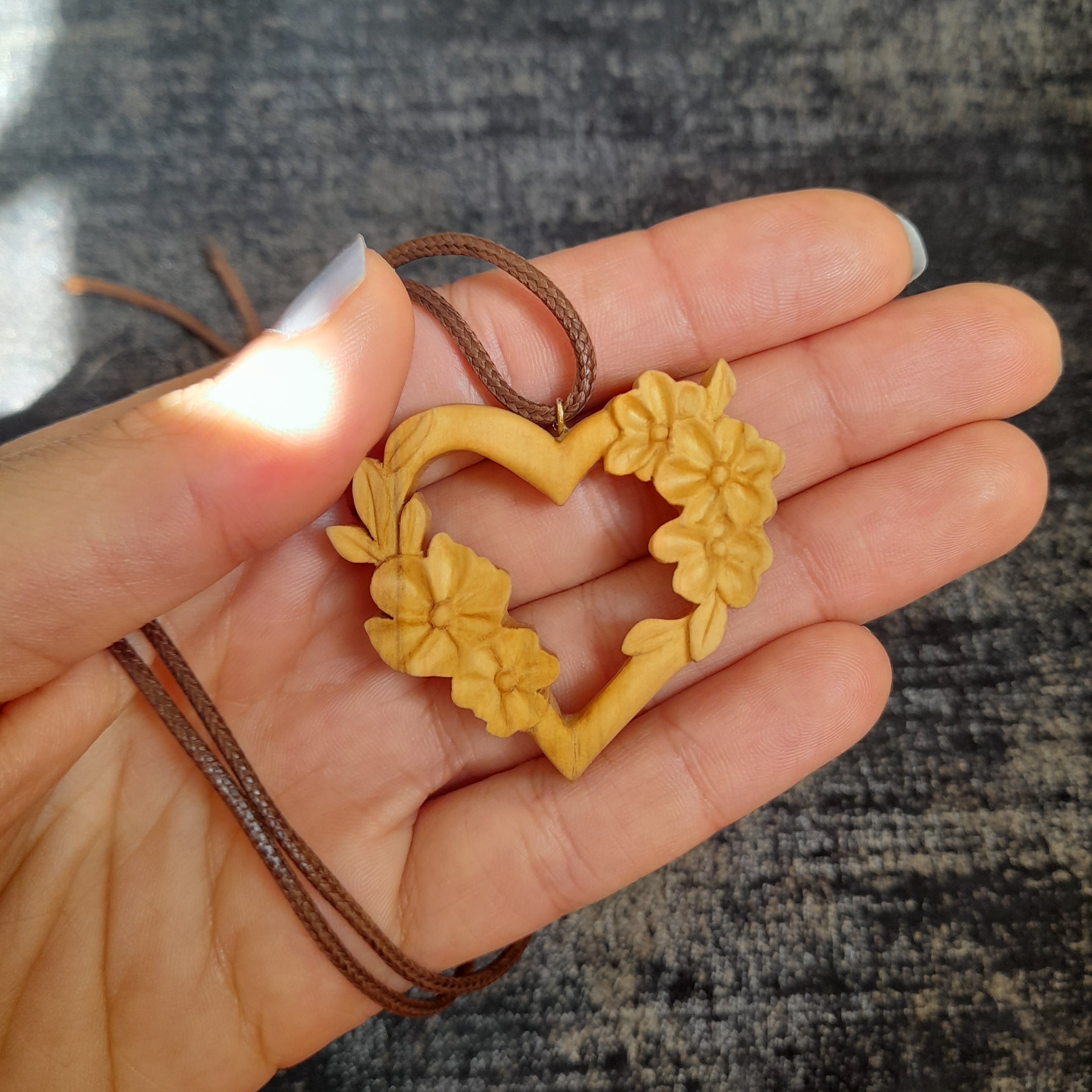 گردنبند چوبی منبت کاری طرح قلب  با بند چرمی و بند کشویی 