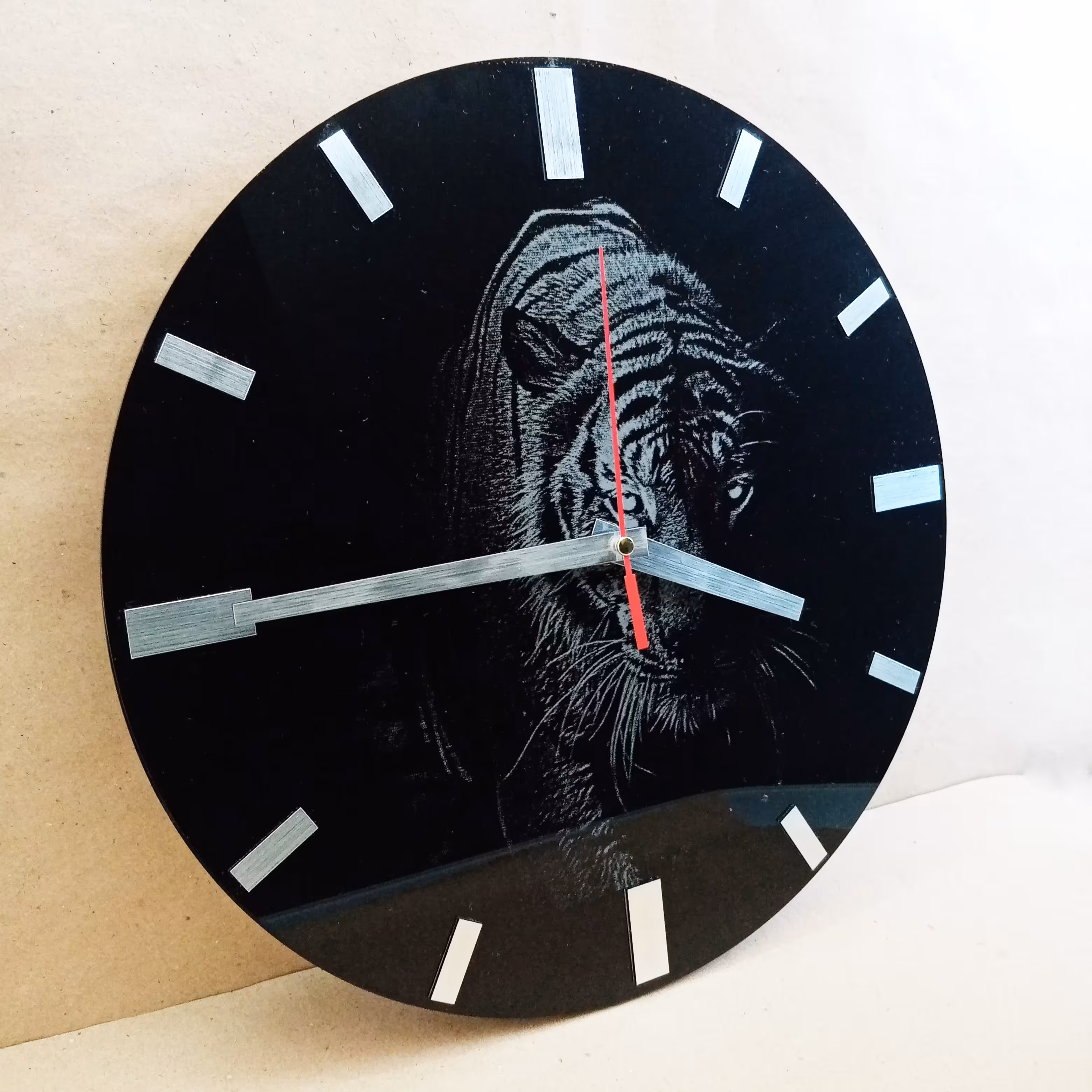 ساعت دیواری از جنس پلکسی مشکی براق حکاکی شده با لیزر 44 سانتی
