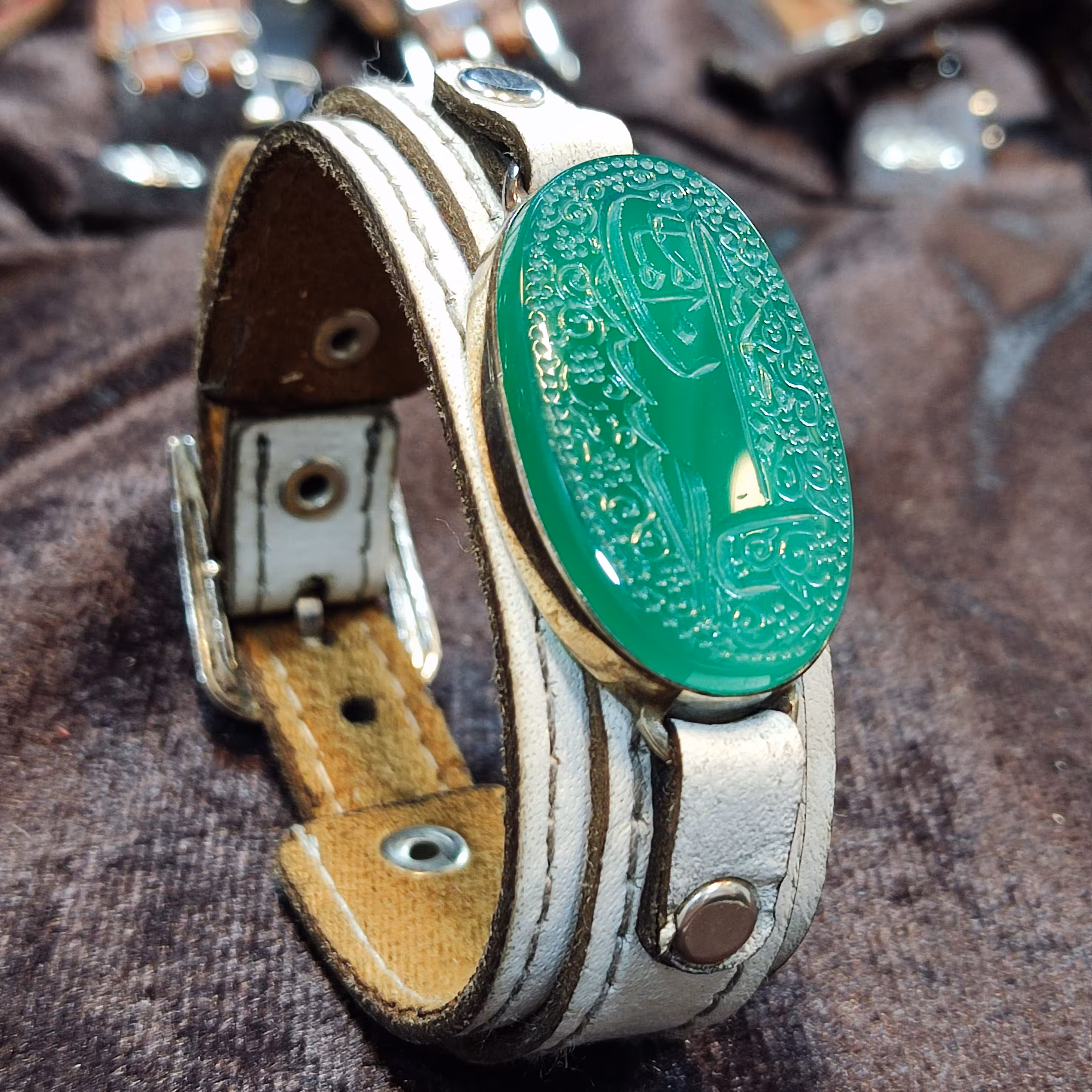 دستبند چرم طبیعی گاو با نگین عقیق سبز خطی