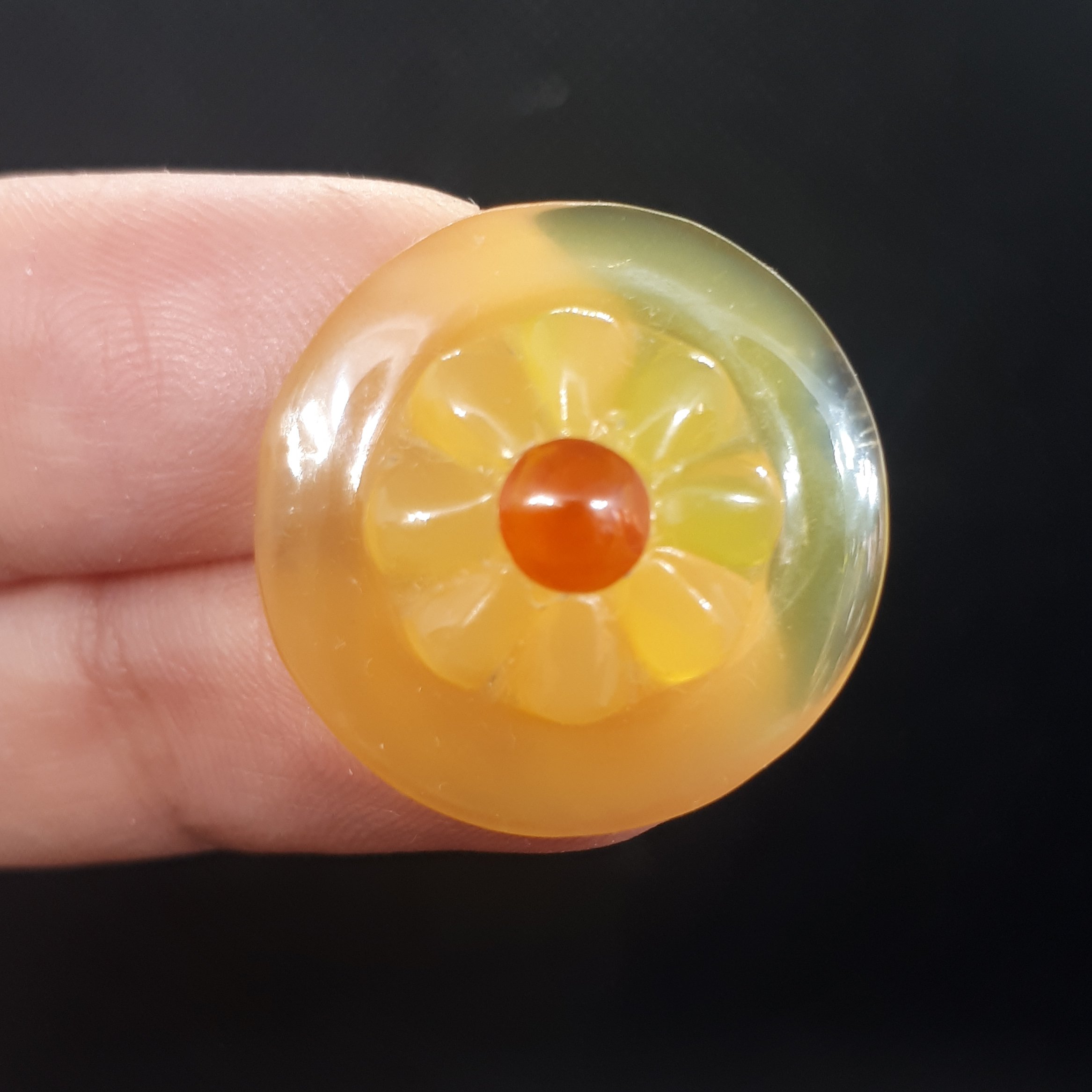 نگین عقیق زرد طرح گل هشت پر برجسته