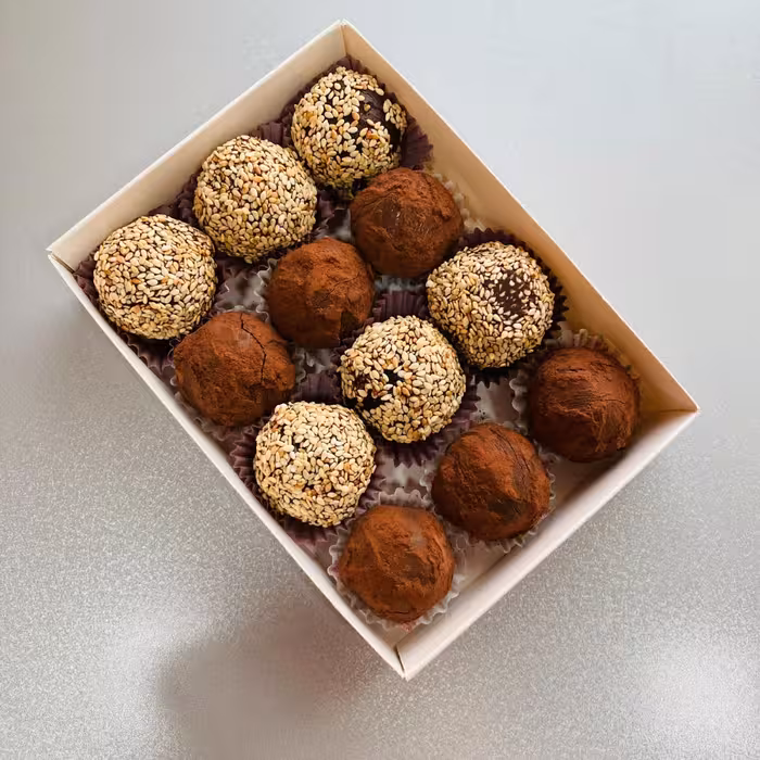 پک 12 عددی ترافل قهوه و کنجد با طعم و بافت بی نظیر 