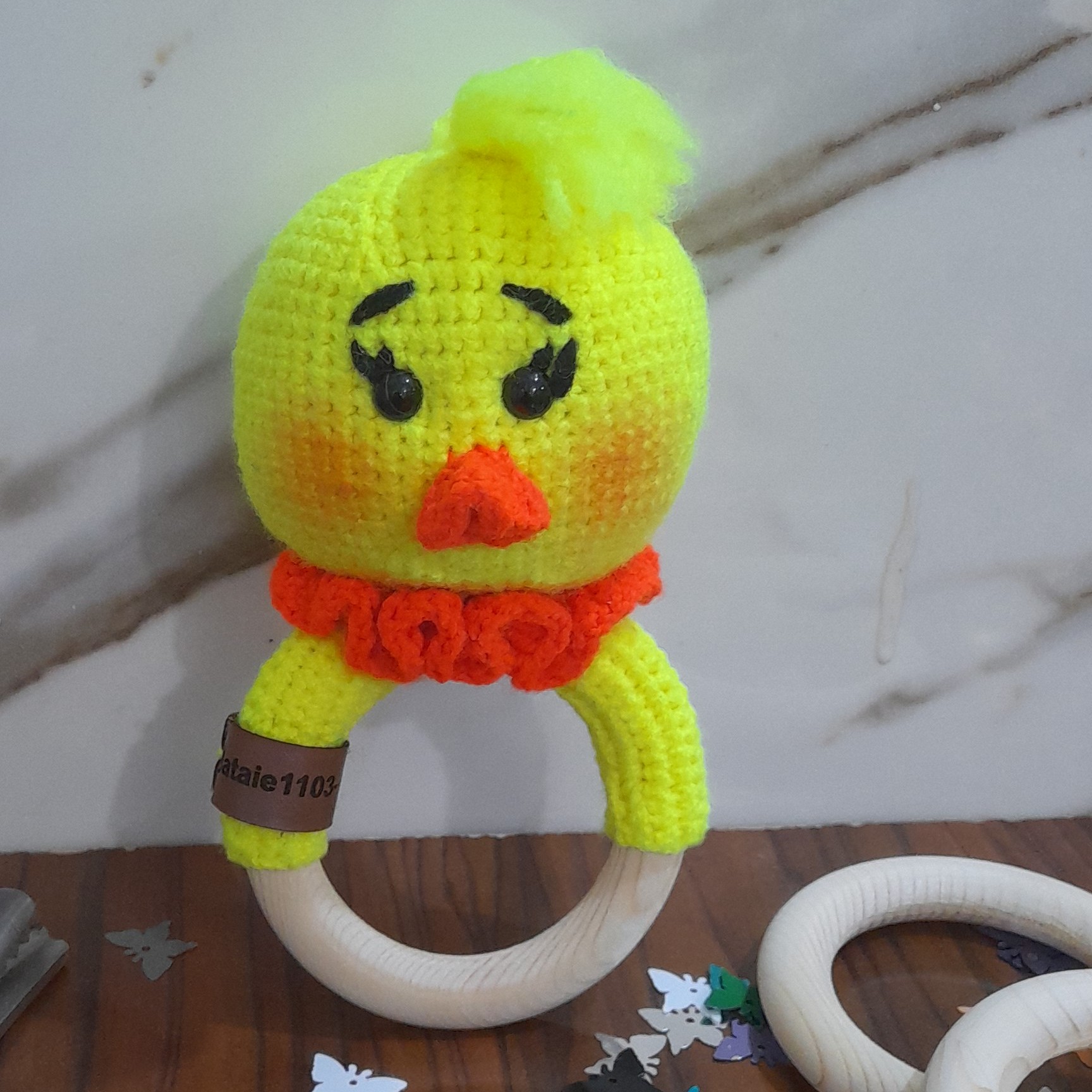 جغجغه بافت جوجه اردک سایز15سانت حلقه چوب روس چشم واشردار
