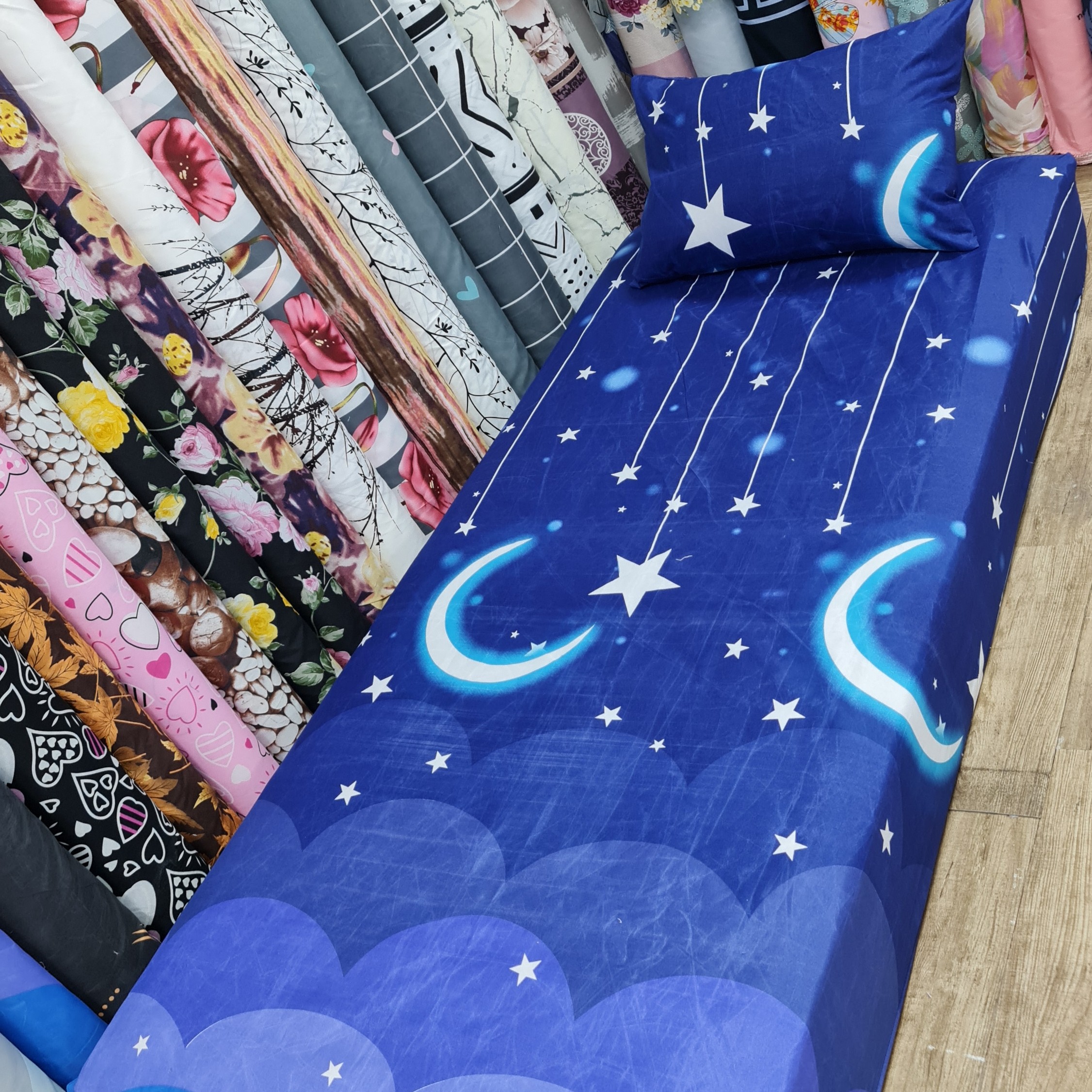 نیم ست روتختی ملحفه کشدار تکنفره 2 تکه ارزان طرح ماه و ستاره سورمه ای 