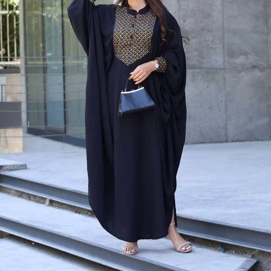 پیراهن مانتویی نغمه
جنس  ابروبادی گرم بالا و خرجکار تافته  فری سایز 40 تا 62