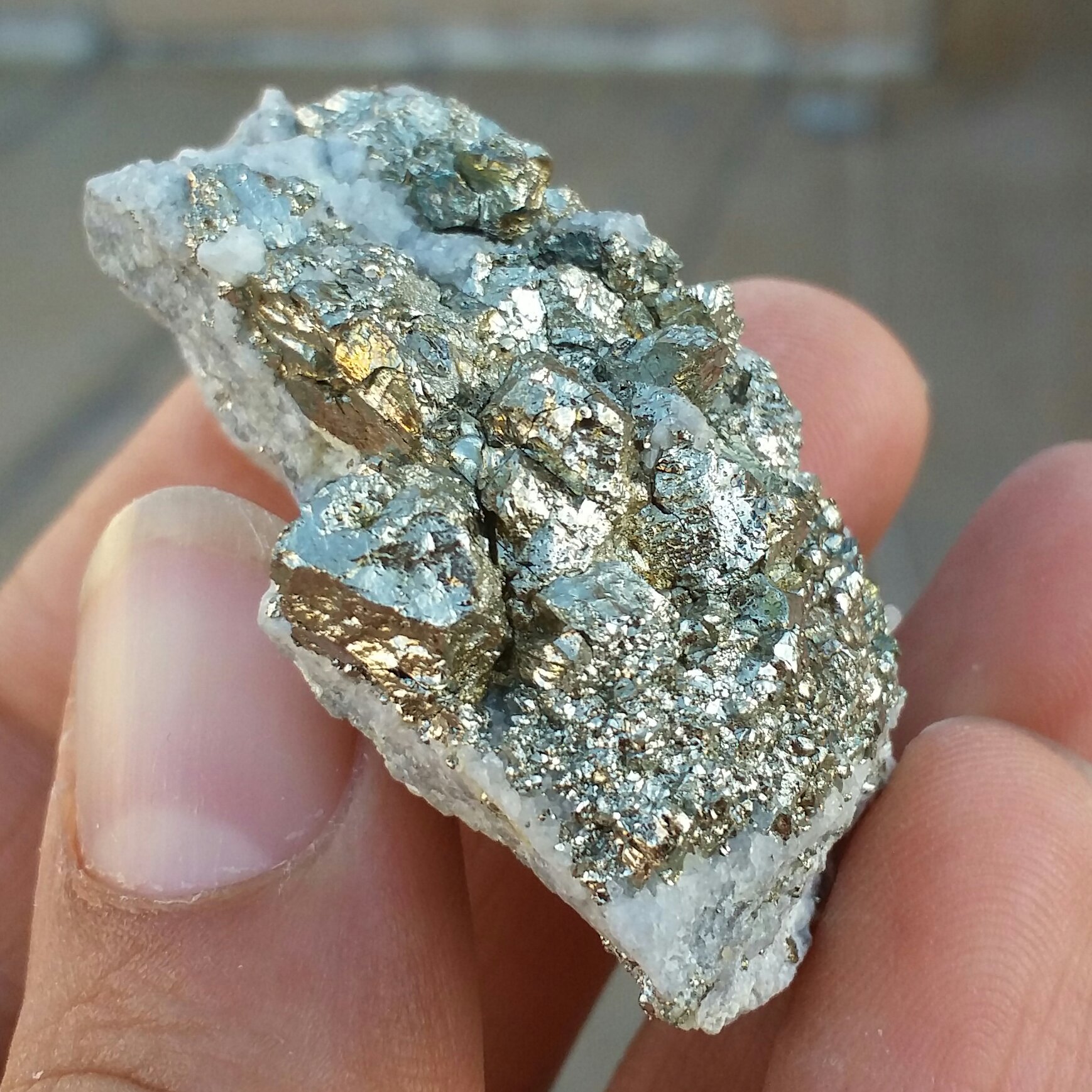 سنگ راف پیریت طلایی همرشدی با بورنیت ملقب به سنگ طلا روی بستر 100 در 100 طبیعی شاهکار خلقت
بی نظیر
کد 9692