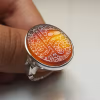 نگین عقیق 2 رنگ 
خط استاد جواد 
حرز امام جواد علیه السلام تربت امام حسین علیه السلام زیر نگین 
ابعاد نگین 22 در 18 
وزن 