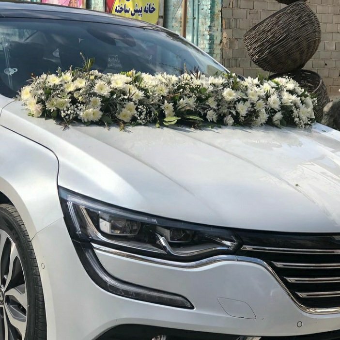 گل آرایی ماشین عروس با گلهای داوودی و برگ آرایی به سبک خطی