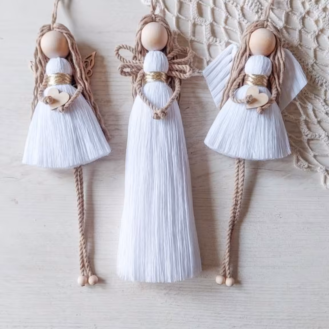 عروسک مکرومه دونه ای هستن و برای گیفت و جاسویچی وپک هدیه هم مناسبه برای تعداد بالا ب صورت عمده قیمت مناسبتر هس