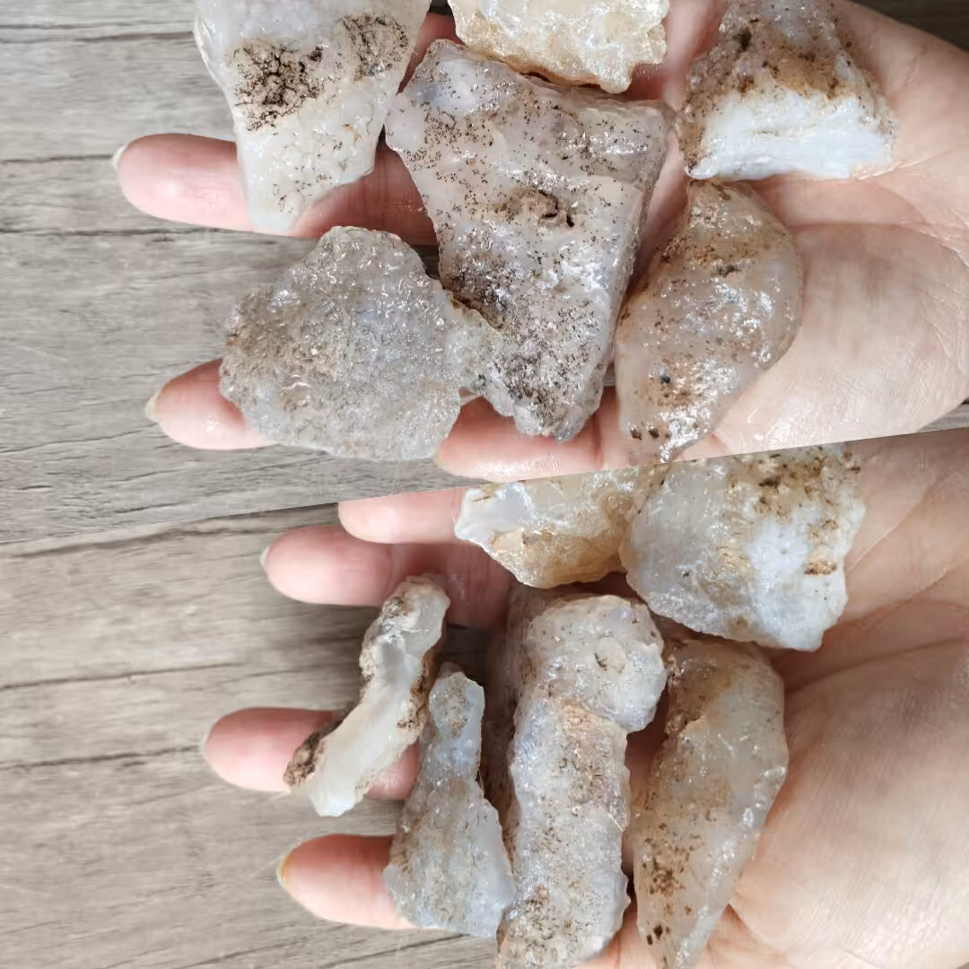 چند عدد سنگ کوچک و تخت عقیق روغنی و شفاف با خواص سنگ عقیق حدودا سه و پنج و هفت سانتی هستن