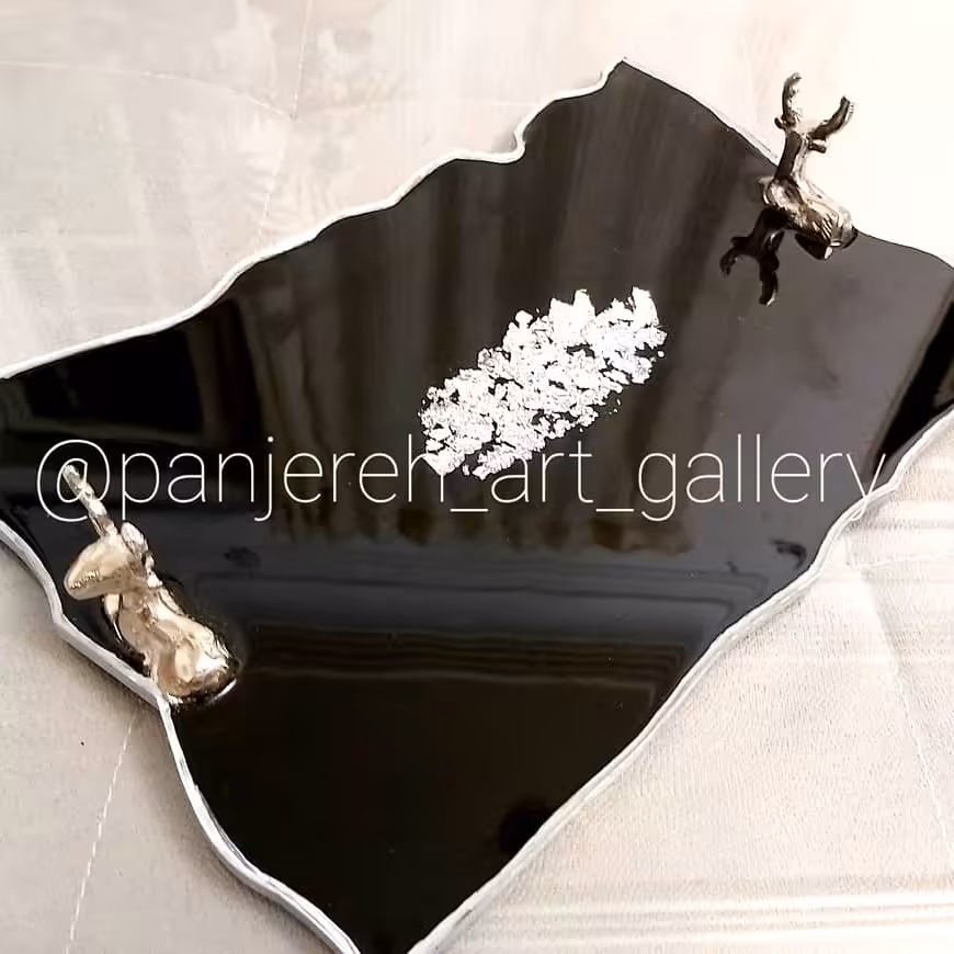 سینی رزینی مشکی با ورق نقره و دسته های برنجی گوزن