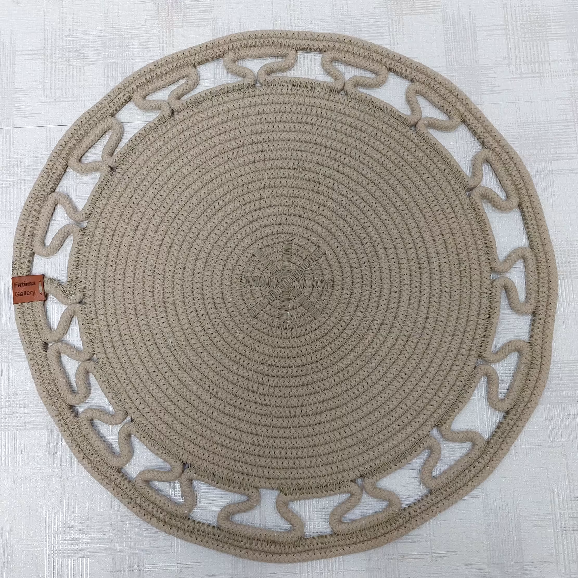 رومیزی قیطان دوزی  قطر  38 رنگ نسکافه ای جنس الیاف پنبه 