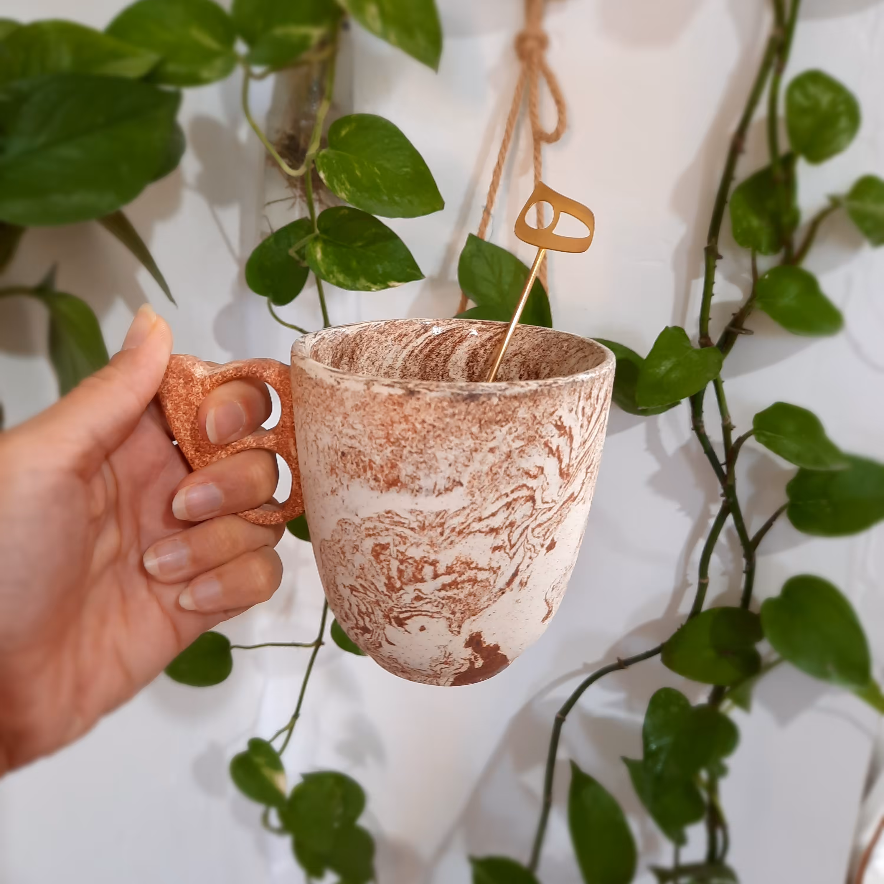 ماگ سرامیکی طرح استون ور ( نماسنگ) همراه با قاشق چای خوری برنجی